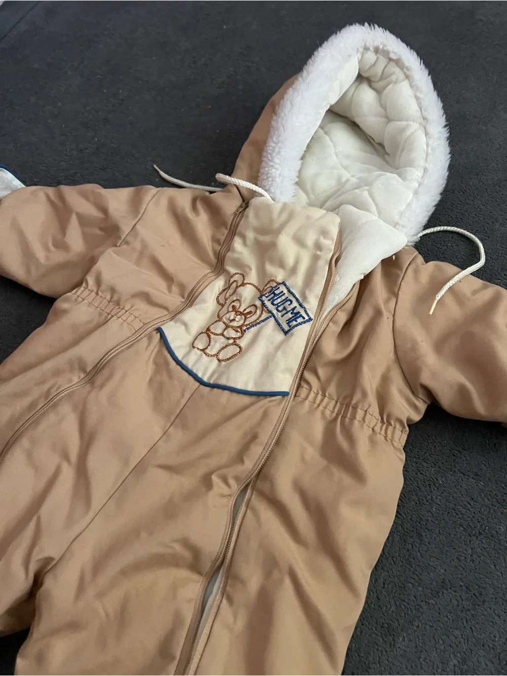 Vintage Tan Bear “Hug Me” infant Zip snowsuit Pram suit 12 M w/hand covers